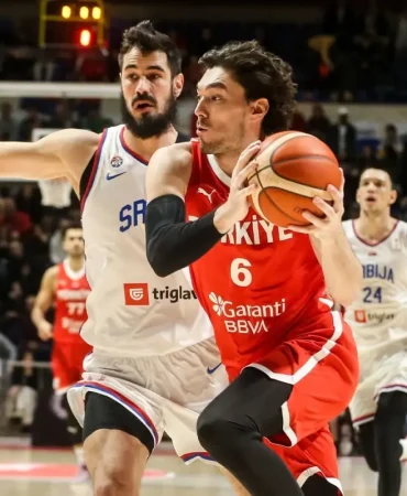 12-Dev-Adam-Sirbistan8217i-Deplasmanda-Devirdi-82-78-featured