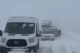 Agri-Dogubayazit-kara-yolunda-ulasim-durdu-Onlarca-arac-mahsur-featured