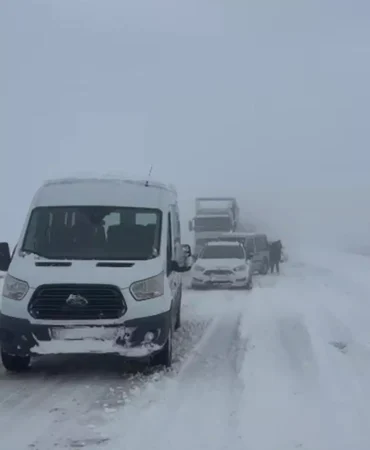 Agri-Dogubayazit-kara-yolunda-ulasim-durdu-Onlarca-arac-mahsur-featured