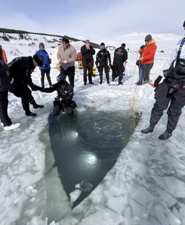 Akademisyen-ve-Ogrencilerden-Cildir-Golu8217nde-Buz-Alti-Dalisi-featured