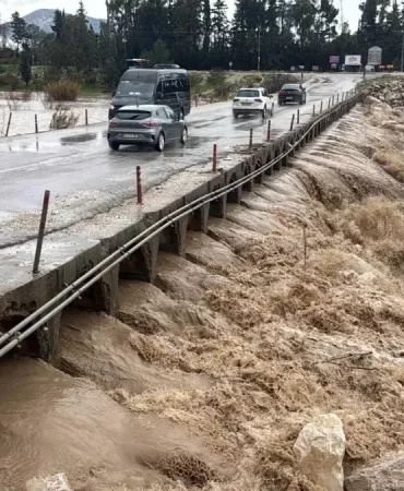 Antalya8217da-Saganak-Yagis-Engeli-7-Ilcede-Egitime-Ara-Verildi-featured