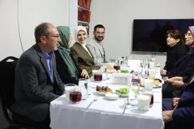 Bakan-Goktas-Hem-Iftar-Sofrasina-Konuk-Oldu-Hem-Kiz-Istedi-featured