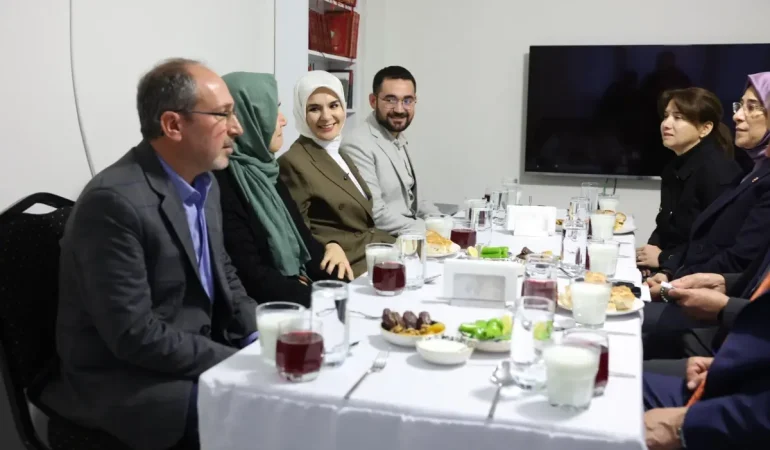 Bakan-Goktas-Hem-Iftar-Sofrasina-Konuk-Oldu-Hem-Kiz-Istedi-featured