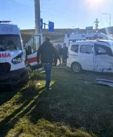 Bingol8217de-Ambulans-ve-Hafif-Ticari-Arac-Carpisti-5-Yarali-featured