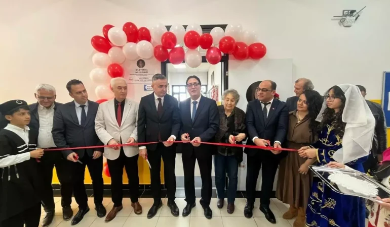 Depremde-Yitirdigi-Evlatlarinin-Anisini-Bilim-ve-Sanatla-Yasatiyor-featured