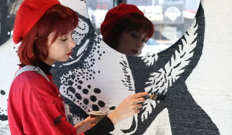 Depremzede-Genc-Ressamin-Tuvali-Hali-ve-Duvarlar-Oldu-featured