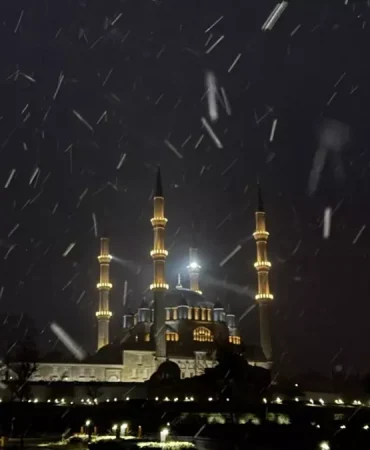 Edirne8217de-Kar-Yagisi-Basladi-Kent-Beyaz-Ortuyle-Tanisiyor-featured