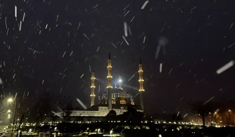 Edirne8217de-Kar-Yagisi-Basladi-Kent-Beyaz-Ortuyle-Tanisiyor-featured