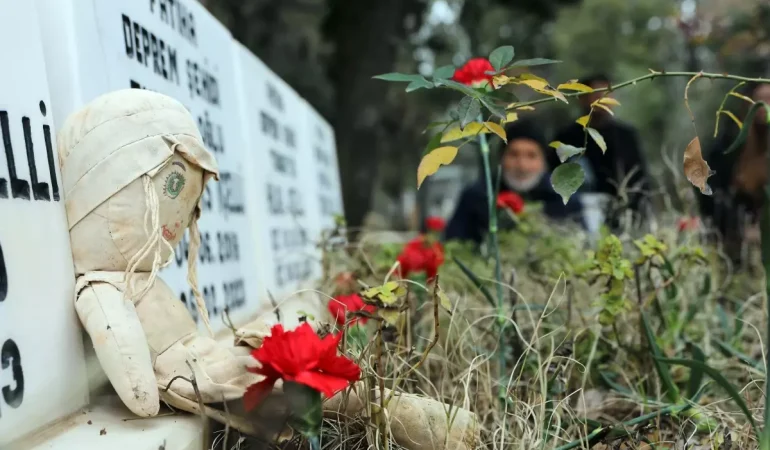 Evlat-ve-Torunlarini-Kaybeden-Babanin-Acisi-Mezarlik-Evimiz-Oldu-featured