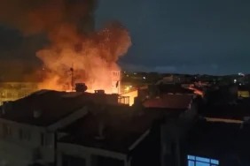 Fatih8217te-Metruk-Binada-Yangin-Alevler-Yanindaki-Ahsap-Eve-Sicradi-featured