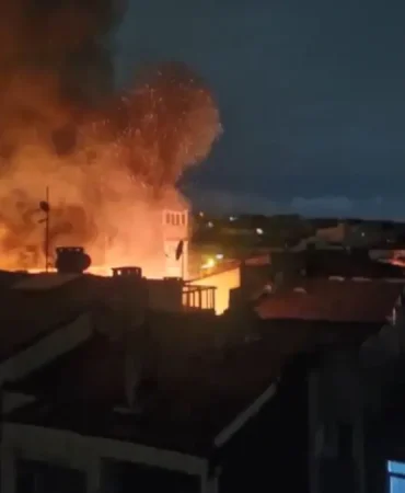 Fatih8217te-Metruk-Binada-Yangin-Alevler-Yanindaki-Ahsap-Eve-Sicradi-featured