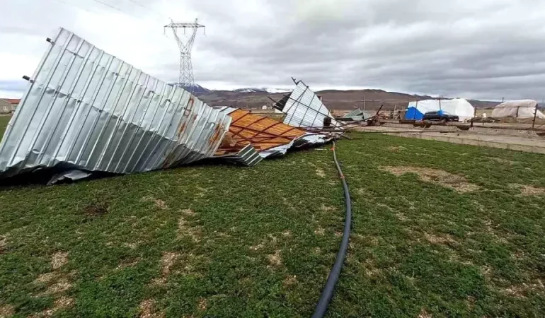 Firtinanin-Siddeti-Ahir-Catisini-Ucurdu-featured