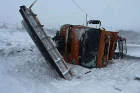 Gorevdeki-tuzlama-araci-kaygan-yolda-kontrolden-cikarak-savruldu-featured