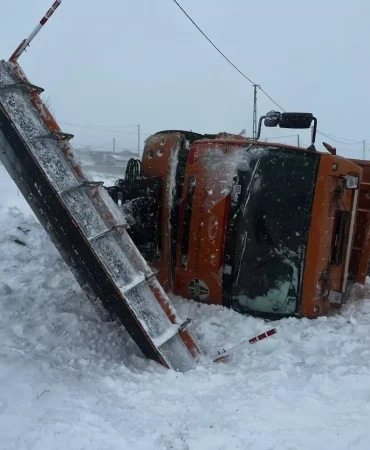 Gorevdeki-tuzlama-araci-kaygan-yolda-kontrolden-cikarak-savruldu-featured