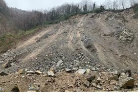 Heyelan-Nedeniyle-Kapanan-Koy-Yolunda-Temizlik-Calismasi-featured