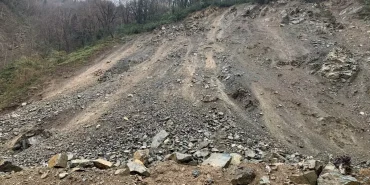 Heyelan-Nedeniyle-Kapanan-Koy-Yolunda-Temizlik-Calismasi-featured