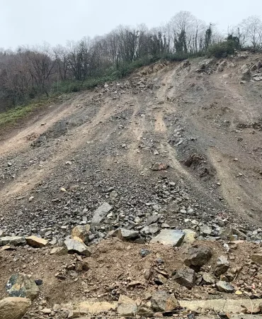 Heyelan-Nedeniyle-Kapanan-Koy-Yolunda-Temizlik-Calismasi-featured