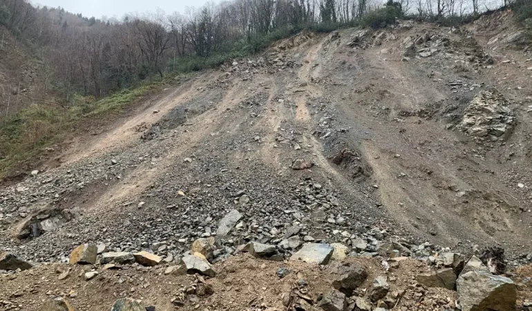 Heyelan-Nedeniyle-Kapanan-Koy-Yolunda-Temizlik-Calismasi-featured