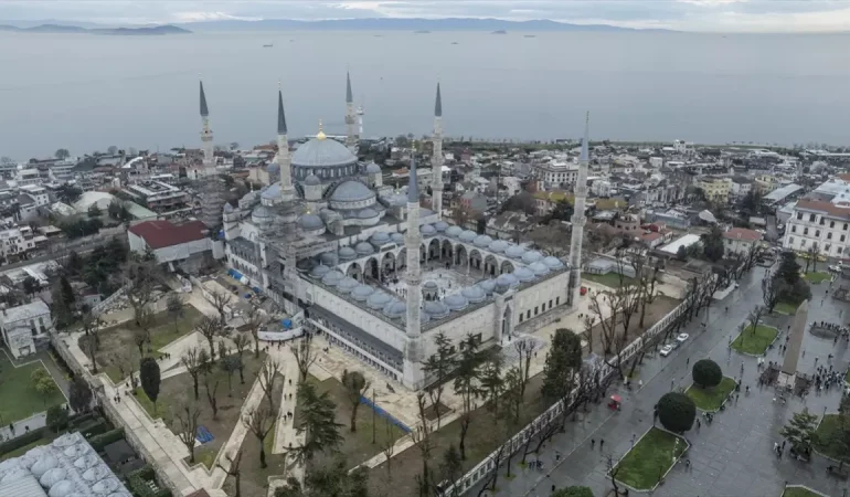 Istanbul8217un-Incisi-Sultanahmet-Ilk-Alti-Minareli-Osmanli-Camisi-featured