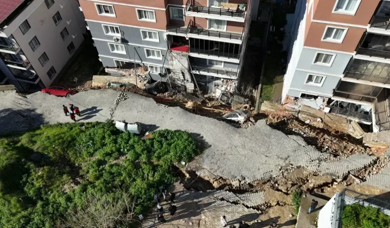 Istinat-Duvari-Cokmesi-Sonucu-7-Arac-Enkaz-Altinda-Kaldi-featured