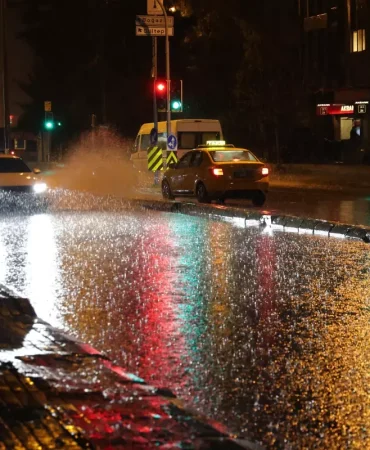 Izmir8217de-Kuvvetli-Yagis-Sokak-ve-Caddeler-Suyla-Kaplandi-featured