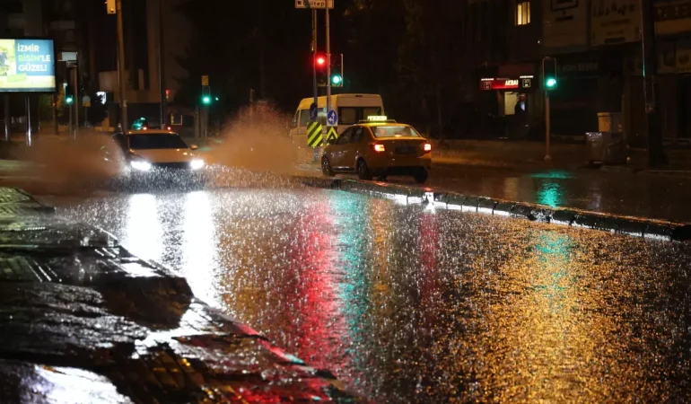 Izmir8217de-Kuvvetli-Yagis-Sokak-ve-Caddeler-Suyla-Kaplandi-featured