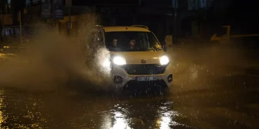 Izmir8217de-Siddetli-Saganak-Sokaklar-ve-Caddeler-Gole-Dondu-featured