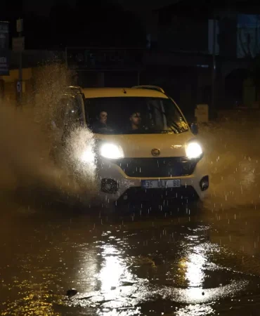 Izmir8217de-Siddetli-Saganak-Sokaklar-ve-Caddeler-Gole-Dondu-featured