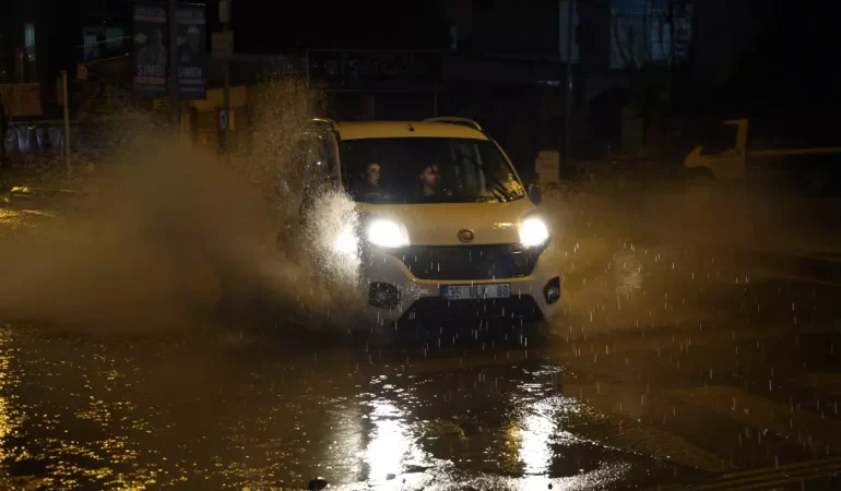 Izmir8217de-Siddetli-Saganak-Sokaklar-ve-Caddeler-Gole-Dondu-featured