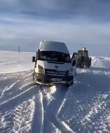 Kars8217ta-Kar-Esaretine-Takilan-Ogrenci-Servisi-Kurtarildi-featured