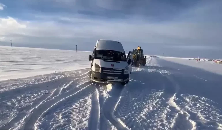 Kars8217ta-Kar-Esaretine-Takilan-Ogrenci-Servisi-Kurtarildi-featured