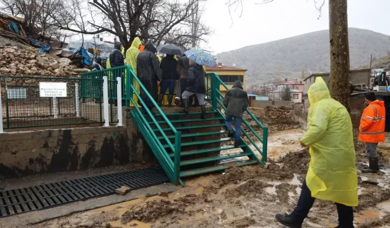 Kayseri8217de-Sel-Felaketi-Yollar-Coktu-Binalari-Su-Basti-featured