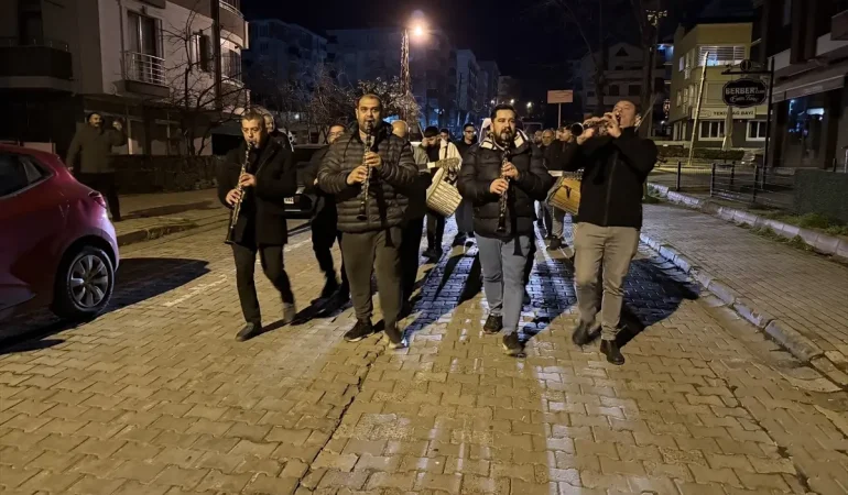 Tekirdagda-sahur-mesaisi-Vatandaslar-belediye-bandosuyla-uyandi-featured