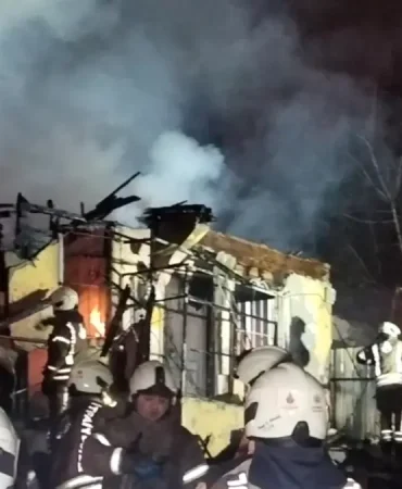 Uskudar8217da-Iki-Katli-Metruk-Binada-Siddetli-Yangin-Cikti-featured