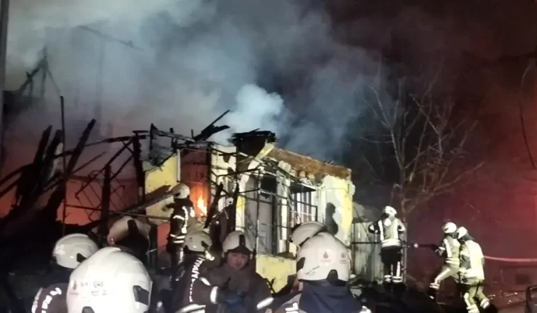 Uskudar8217da-Iki-Katli-Metruk-Binada-Siddetli-Yangin-Cikti-featured