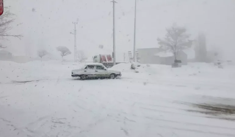 Van8217da-Kar-Engeli-43-Yerlesim-Yerinin-Yolu-Kapandi-featured