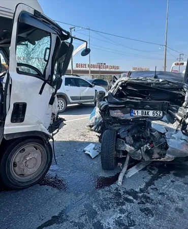 Kocaeli8217de-otomobil-ile-kamyonet-carpisti-2-yarali-featured